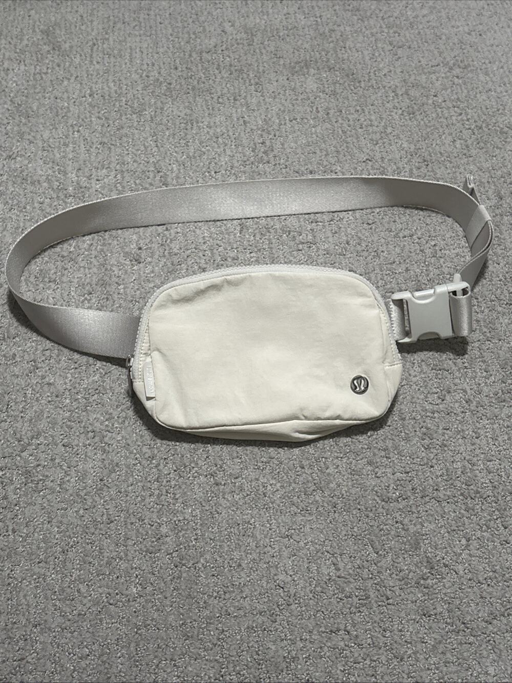 LLululemon Everywhere Belt Bag OS Adjustable Strap Ivory Metallic Logo NWOT